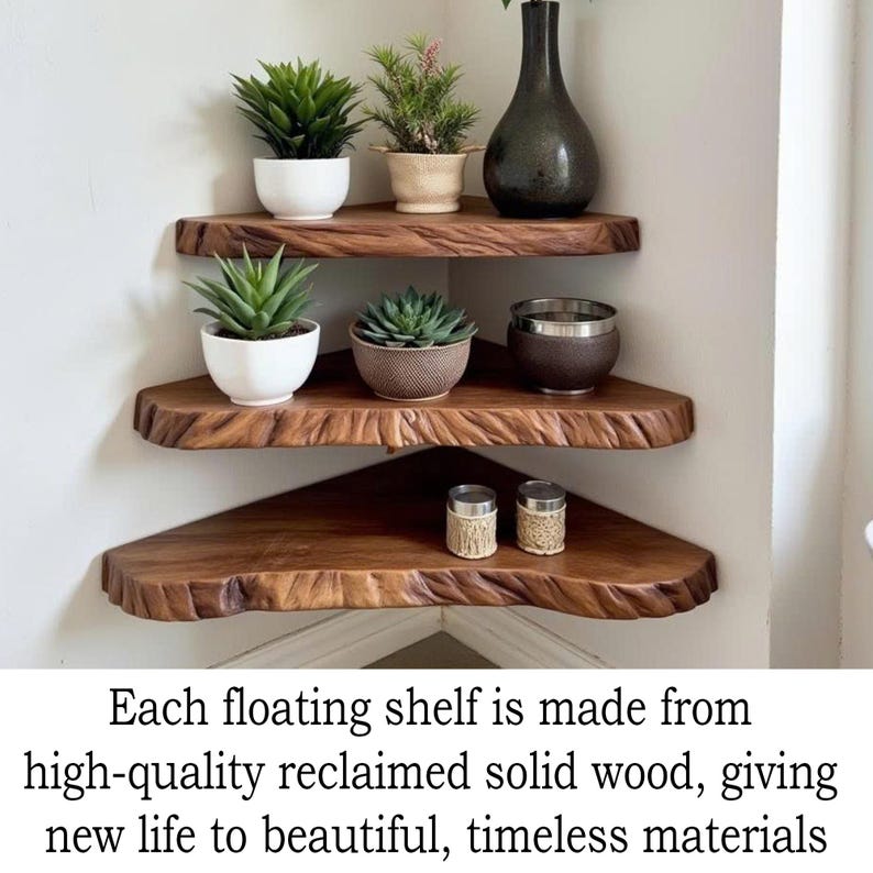 Op de afbeelding: Drie zwevende hoekplanken van gerecycled massief hout. De planken hebben een rijke bruine kleur en een natuurlijke, getextureerde rand. Ze bevatten potplanten en decoratieve items. De tekst op de afbeelding luidt: Elke zwevende plank is gemaakt van hoogwaardig gerecycled massief hout, waardoor mooie, tijdloze materialen een nieuw leven krijgen.