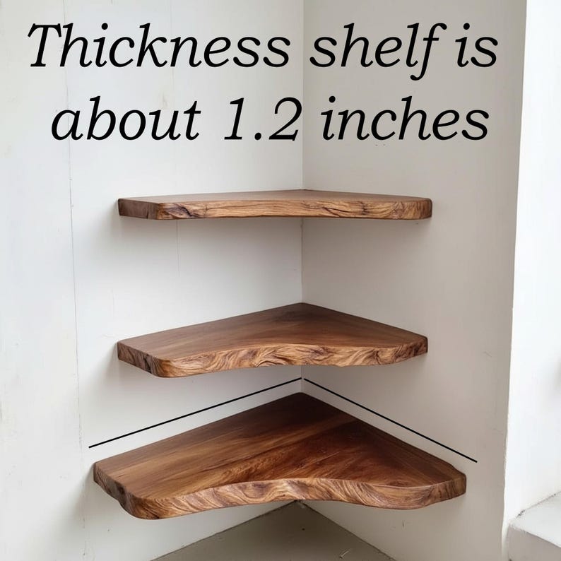 Op de afbeelding: Drie houten hoekplanken met een natuurlijke rand zijn aan een witte muur bevestigd. De planken zijn driehoekig en hebben een rijke bruine kleur. De tekst "Thickness shelf is about 3 cm" is zichtbaar.