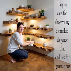 Op de afbeelding: Houten hoekplanken met natuurlijke randdetails, verlicht door warme verlichting. De planken zijn versierd met kleine potplanten en decoratieve items. De tekst luidt: "Gemakkelijk te onderhouden, met een tijdloze elegantie die generaties lang meegaat."