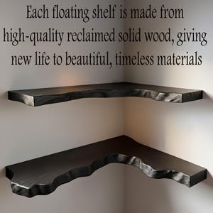 K&ouml;nnte beinhalten: Zwei schwarze, schwebende Eckregale aus recyceltem Massivholz. Die Regale haben ein Live-Edge-Design und sind an einer neutralfarbenen Wand montiert. Der Text an der Wand lautet: "Jedes schwebende Regal wird aus hochwertigem, recyceltem Massivholz gefertigt, das sch&ouml;nen, zeitlosen Materialien neues Leben einhaucht."