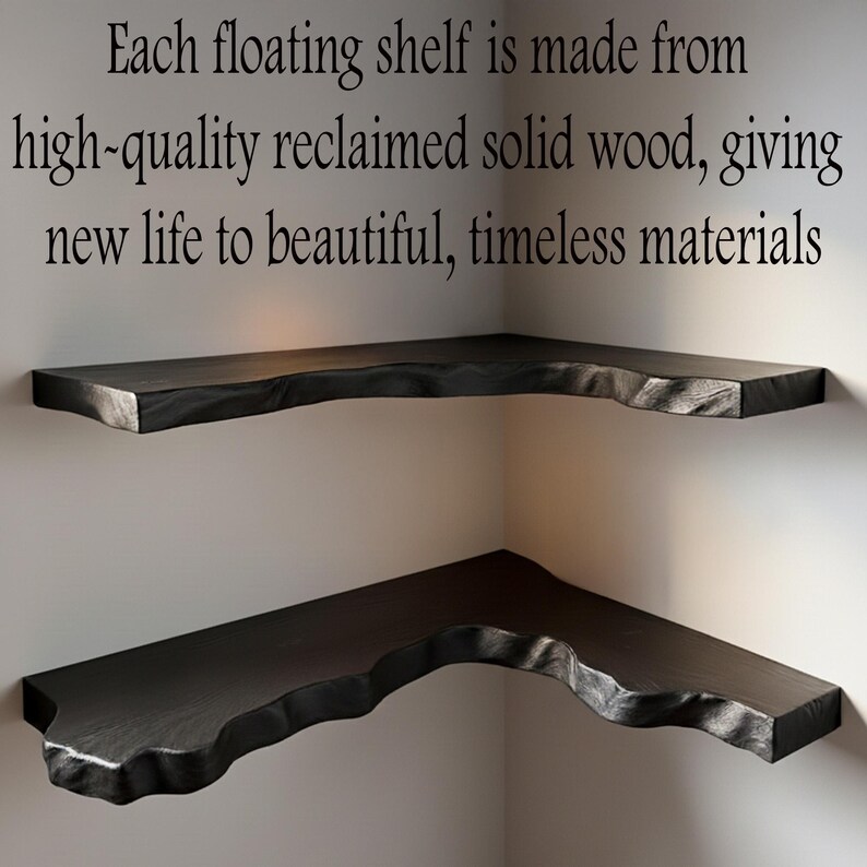 K&ouml;nnte beinhalten: Zwei schwarze, schwebende Eckregale aus recyceltem Massivholz. Die Regale haben ein Live-Edge-Design und sind an einer neutralfarbenen Wand montiert. Der Text an der Wand lautet: "Jedes schwebende Regal wird aus hochwertigem, recyceltem Massivholz gefertigt, das sch&ouml;nen, zeitlosen Materialien neues Leben einhaucht."