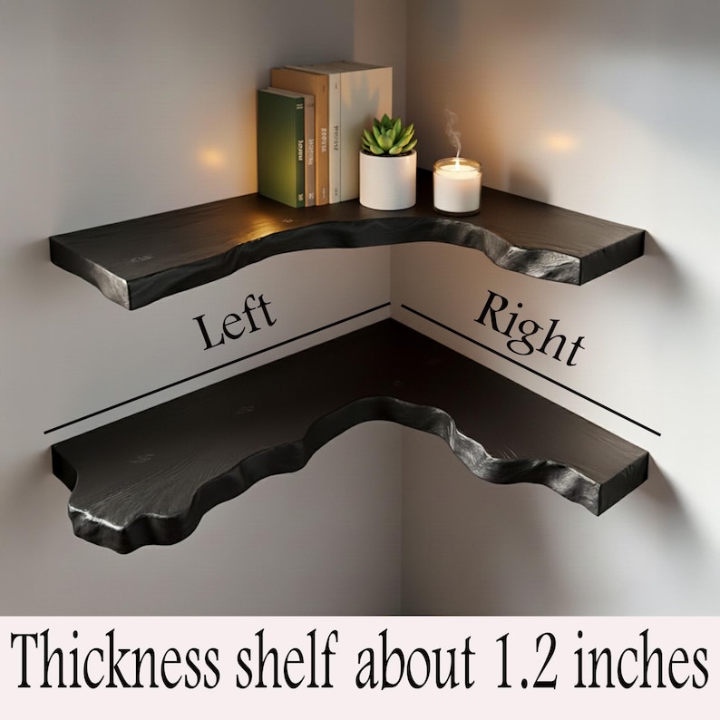 K&ouml;nnte beinhalten: Zwei schwarze Eckregale mit einem Live-Edge-Design sind an einer wei&szlig;en Wand montiert. Die Regale beherbergen B&uuml;cher, eine Sukkulente in einem wei&szlig;en Topf und eine brennende Kerze. Die Regalst&auml;rke betr&auml;gt ca. 3 cm.