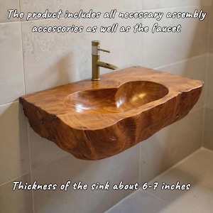K&ouml;nnte beinhalten: Ein Holzwaschbecken mit nat&uuml;rlicher Kante, mit einem geformten Becken und einem goldfarbenen Wasserhahn. Die Dicke des Waschbeckens betr&auml;gt etwa 15-18 cm. Das Produkt enth&auml;lt alle notwendigen Montagezubeh&ouml;rteile sowie den Wasserhahn.