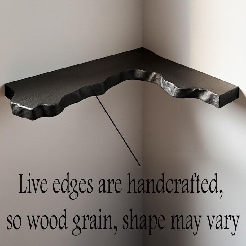K&ouml;nnte beinhalten: Schwarzes Eckregal mit einem Design mit lebenden Kanten. Das Regal ist an einer wei&szlig;en Wand montiert. Der Text auf dem Bild lautet: "Live-Kanten sind handgefertigt, daher k&ouml;nnen Maserung und Form variieren."