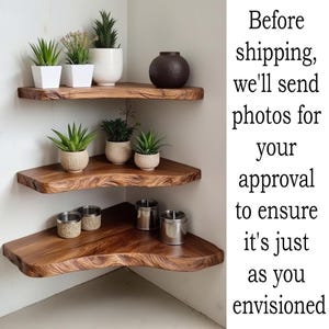 Op de afbeelding: Drie houten hoekplanken met natuurlijke randen, met diverse potplanten en decoratieve items. De planken zijn gemaakt van donker hout en zijn in een hoek ge&iuml;nstalleerd. De tekst rechts zegt: "Voor verzending sturen we foto's ter goedkeuring."