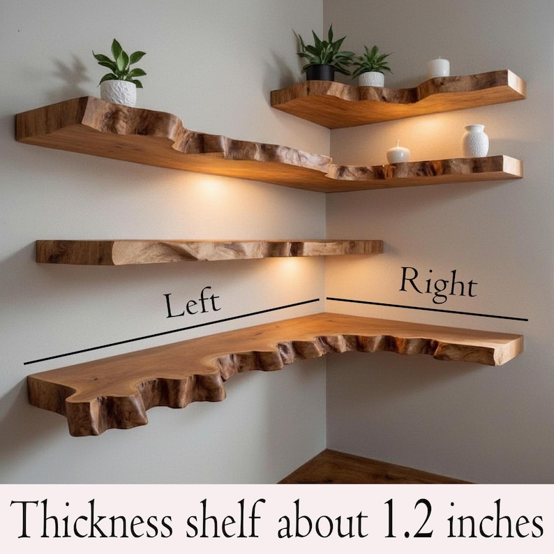 Op de afbeelding: Houten hoekplanken met een live edge design. De planken zijn warmbruin van kleur en hebben ingebouwde verlichting. De tekst onderaan luidt: "Dikte plank ongeveer 3 cm."
