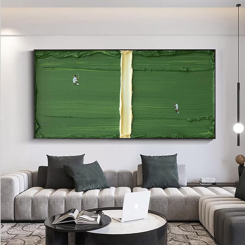 Puede incluir: Pintura abstracta de una cancha de tenis con una superficie verde texturizada, una l&iacute;nea central amarilla y dos figuras diminutas jugando al tenis. La obra est&aacute; enmarcada en negro.