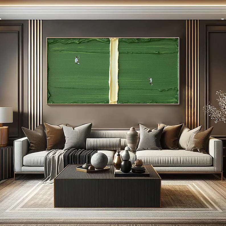 Puede incluir: Pintura abstracta verde y dorada en un marco dorado. La obra presenta un fondo verde texturizado con una franja vertical dorada en el centro. Dos peque&ntilde;as figuras son visibles sobre el fondo verde. La pintura se exhibe sobre un sof&aacute;.