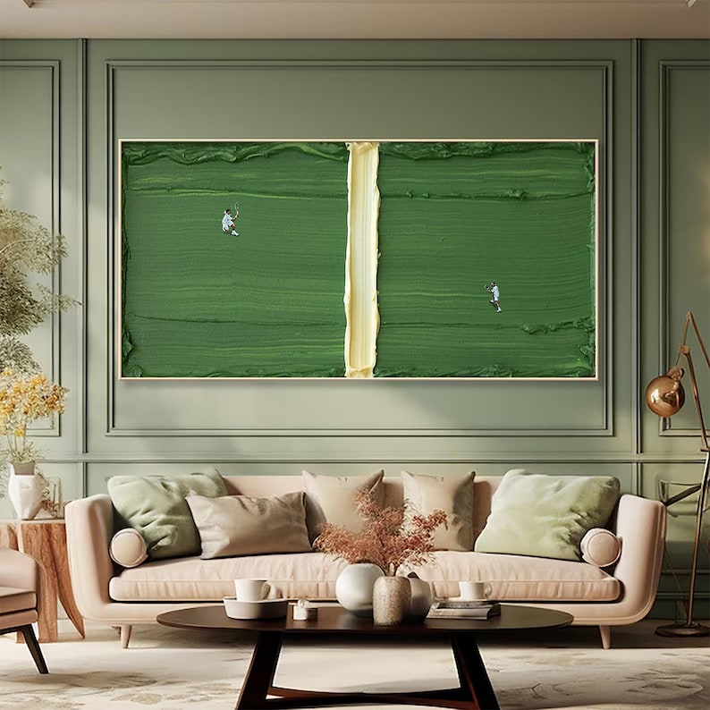 Puede incluir: Gran pintura abstracta con un campo verde texturizado dividido por una franja vertical amarilla. Dos peque&ntilde;as figuras son visibles en el campo verde. La obra de arte est&aacute; enmarcada en oro y cuelga sobre un sof&aacute; beige.