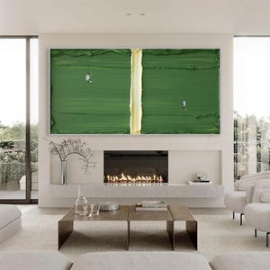 Puede incluir: Pintura abstracta de una cancha de tenis con una superficie verde texturizada y una red amarilla. Dos peque&ntilde;as figuras representan a jugadores de tenis. La obra de arte se exhibe sobre una chimenea en un sal&oacute;n moderno.