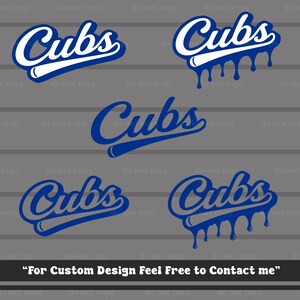 Könnte beinhalten: Fünf digitale Grafikdesigns mit dem Wort Cubs in einer blauen Schreibschrift. Zwei Designs enthalten einen blauen Tropfeffekt unter dem Text. Ein Design ist eine einfarbige blaue Kontur, während andere weißen Text mit blauen Rändern und Schatten aufweisen.