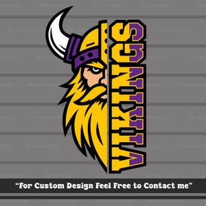 Könnte beinhalten: Ein Grafikdesign, das die linke Hälfte eines Wikingergesichts mit gelbem Bart, einem violett-gelben Helm mit weißem Horn und dem vertikal geschriebenen Wort VIKINGS in großen gelben und violetten Blockbuchstaben auf der rechten Seite zeigt.