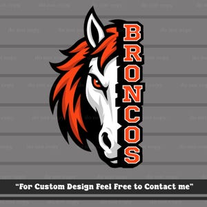 Puede incluir: Una ilustración gráfica de una cabeza de caballo con cara blanca, crin naranja y ojo rojo. La palabra BRONCOS está escrita verticalmente en letras de bloque naranjas con un borde negro a la derecha del caballo. El fondo es gris oscuro.