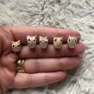 小さなオレンジ色のタビーの粘土彫刻、ミニチュア