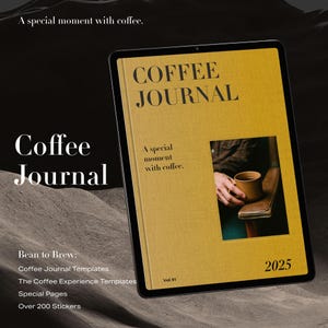 Może przedstawiać: Cyfrowy tablet wyświetla musztardowo-żółtą okładkę Coffee Journal z tytułem dużymi, pogrubionymi literami. Okładka zawiera mały obrazek osoby trzymającej kubek kawy. Tekst na tablecie zawiera "Bean to Brew" i "2025."