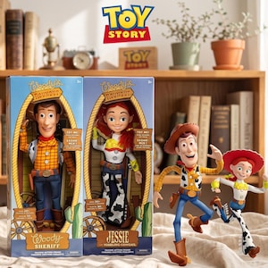 Op de afbeelding: Twee verpakte actiefiguren van Woody en Jessie uit Toy Story, Woody draagt een geel geruit overhemd en een blauwe spijkerbroek, Jessie draagt een wit overhemd met gele accenten en een broek met koeienvlekken. Twee losse figuren staan voor de dozen.