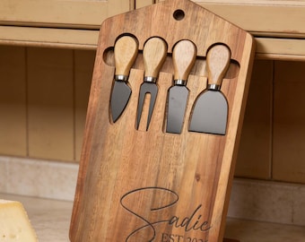 Benutzerdefinierte Akazie Holz Charcuterie Brett mit Messer-Set, gravierte Käse Servierplatte