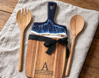 Juego de tabla de embutidos de resina con diseño de madera de acacia y océano, personalizado, regalo para despedida de soltera, juego de tabla de resina con nombre y fecha grabados a medida.