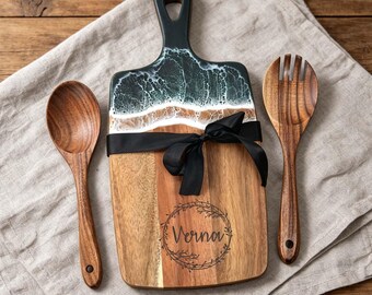 Tabla de embutidos personalizada de madera de acacia, bandeja de servir de resina con asa, tabla de quesos de resina, regalo de cumpleaños para ella, regalo único para ella.