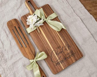 Tabla de cortar y espátula ranurada personalizadas, tabla de embutidos de madera grabada, decoración de cocina, regalo de cocina con nombre grabado para la abuela.