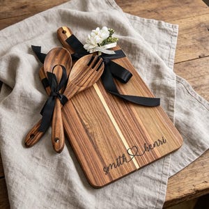 Juego de tabla de cortar de madera de acacia personalizada con cuchara, regalo de compromiso o boda, juego de tabla de embutidos con iniciales grabadas personalizadas