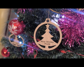 Decorazione natalizia in legno personalizzata – Pallina per albero tagliata al laser