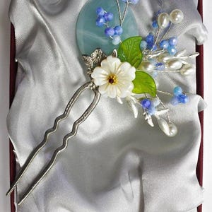 Forcina per capelli coreana di alta qualità fatta a mano (stile B) / Accessorio Hanbok con pietra preziosa blu e fiori / Binyeo tradizionale per Doljanchi e matrimonio