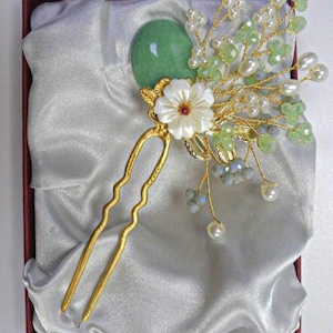 Forcina per capelli coreana di alta qualità fatta a mano (stile B) / Accessorio Hanbok con pietra preziosa verde e fiori / Binyeo tradizionale per Doljanchi e matrimonio
