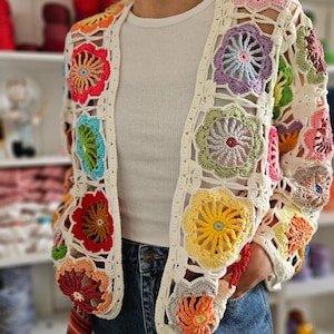 花のモチーフがあしらわれた手作りのカラフルなかぎ針編みカーディガン、ボヘミアン フェスティバル かぎ針編みジャケット、S、M、L、XL サイズあり、ヴィンテージ風にカスタマイズ可能