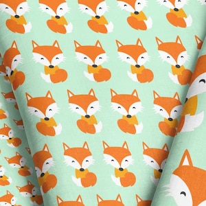 Tela Baby Fox – Zorritos naranjas felices sobre estampado verde claro, cortada a medida o Fat Quarter