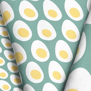 Tela con estampado de huevos de granja: huevos duros rústicos sobre verde azulado polvoriento para la cocina y manualidades de Pascua. Tela cortada a medida y en cuartos gordos.