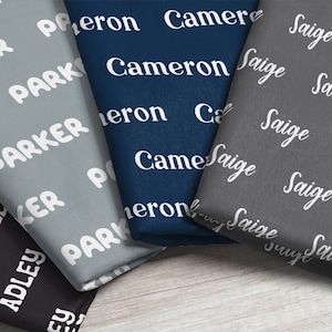 Tessuto con nome personalizzato / Scegli il carattere + il colore Tessuto personalizzato / Tessuto con nome personalizzato / Tessuto unisex per bambini tagliato su misura e quarto di grasso