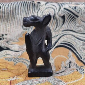 Naturalne zabytkowe znaleziska: starożytny szkielet człowieka, czaszka z jadeitu, dekoracja FengShui na szczęście, meteoryt, magnesy ze szkliwa, meteoryt, żelazna statua kosmity.