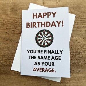 Feliz Aniversário! Você finalmente tem a mesma idade que a média - Cartão de aniversário engraçado para fãs de dardos