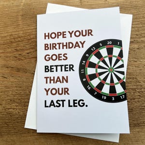 J'espère que votre anniversaire se passera mieux que votre dernière étape - Carte d'anniversaire effrontée pour les fans de fléchettes