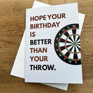 J'espère que votre anniversaire est meilleur que votre dernier lancer - Carte d'anniversaire coquine pour fan de fléchettes