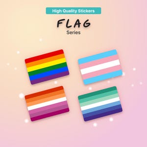 Könnte beinhalten: Vier rechteckige Aufkleber mit farbenfrohen Flaggenmotiven. Die Aufkleber zeigen eine Regenbogenflagge, eine Transgender-Flagge, eine lesbische Flagge und eine Flagge mit orangefarbenen, rosa und violetten Streifen. Der Text "FLAG Series" steht darüber.