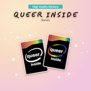 Könnte beinhalten: Zwei rechteckige Aufkleber mit schwarzem Hintergrund und einem regenbogenfarbenen oberen Rand. Die Aufkleber zeigen ein weißes Logo, das an eine Prozessormarke erinnert, mit dem in Weiß gedruckten Text 'queer' und 'inside' im Tech-Stil.