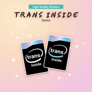 Può includere: Due adesivi rettangolari con sfondo nero e angoli arrotondati. Gli adesivi riportano le parole "trans inside" in bianco, con la parola "trans" all'interno di un cerchio con accenti blu e rosa. La parte superiore degli adesivi presenta un design blu e rosa. Il testo "High Quality Stickers" e "Series" è in alto.