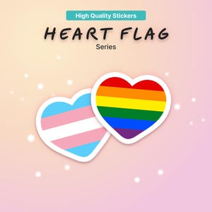 Può includere: Due adesivi a forma di cuore con motivi a bandiera. Uno mostra le strisce orizzontali azzurre, rosa e bianche della bandiera transgender, l'altro mostra le strisce orizzontali arcobaleno. Il testo recita High Quality Stickers HEART FLAG Series.