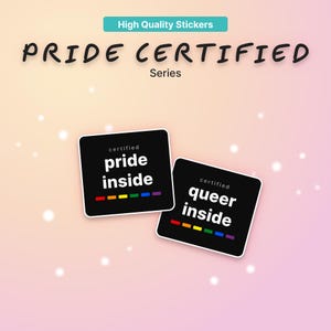 Könnte beinhalten: Zwei quadratische schwarze Aufkleber mit weißem Text, der certified pride inside und certified queer inside lautet. Jeder Aufkleber zeigt eine kleine horizontale Regenbogenlinie. Der Text High Quality Stickers PRIDE CERTIFIED Series steht darüber.