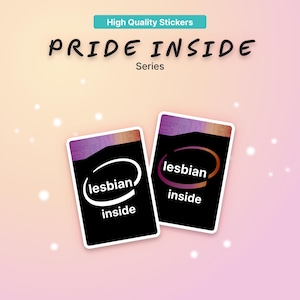 Könnte beinhalten: Zwei rechteckige Aufkleber mit schwarzem Hintergrund und einem violett-orangen Farbverlauf im oberen Bereich. Der Text "lesbian inside" ist in Weiß mit einer weißen ovalen Grafik gedruckt. Darüber steht "High Quality Stickers", "PRIDE INSIDE" und "Series".
