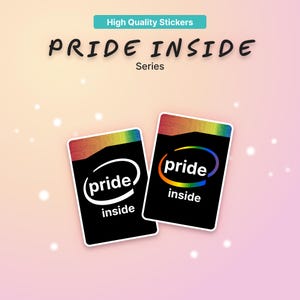 Könnte beinhalten: Zwei rechteckige Aufkleber mit schwarzem Hintergrund und Regenbogenakzenten. Auf den Aufklebern stehen die Worte "PRIDE INSIDE" und "High Quality Stickers". Die Aufkleber zeigen das Wort "pride" in einem Regenbogenbogen.