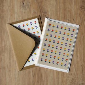 TULIPS - Handgemaakte risograaf wenskaart in A6-formaat met motief, bedrukt in de kleuren Zonnebloemgeel, Rood, Paars, Blauwgroen