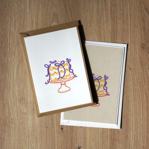 CAKE - Carte de vœux risographe faite à la main au format A6 avec motif dessiné à la main, imprimée dans les couleurs Jaune Tournesol, Rouge, Violet