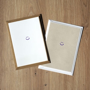 SMILEY - Carte de vœux risographiée faite à la main au format A6 avec motif de fraise dessiné à la main, imprimé en violet