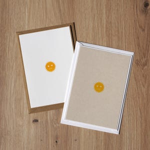 SUN - Carte de vœux risographe faite à la main au format A6 avec motif dessiné à la main, imprimée dans les couleurs Jaune Tournesol