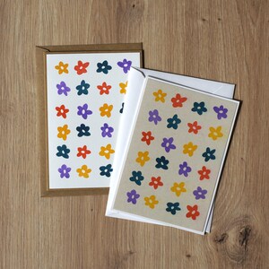 FLEURS - Carte de vœux risographe faite à la main au format A6 avec motif, imprimée dans les couleurs Jaune Tournesol, Rouge, Violet, Bleu Sarcelle