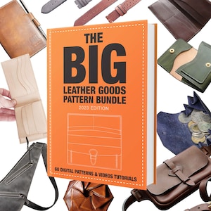 Könnte beinhalten: Ein orangefarbenes Buch mit dem Titel "The Big Leather Goods Pattern Bundle 2023 Edition" mit einem Lederportemonnaie-Muster auf dem Cover. Das Buch ist von verschiedenen Lederwaren umgeben, darunter Brieftaschen, Taschen und Riemen.