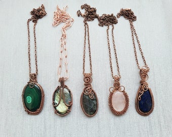 Met koperdraad omwikkelde edelsteenhangerketting, handgemaakte designersieraden
